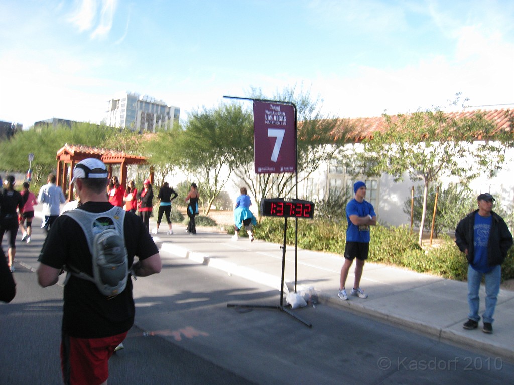 Las Vegas 2010 - Marathon 0721.JPG - The 2010 Las Vegas Fire - Ice and Sweat Tour. Half Marathon, Red Rock Canyon, Casinos, Valley of Fire.... and buffets!